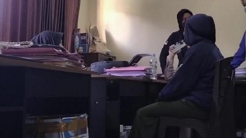Sosok-pelaku-pembuang-bayi-yang-diamanka-Kepolisian-Resor-atau-Polres-Kolaka.jpg
