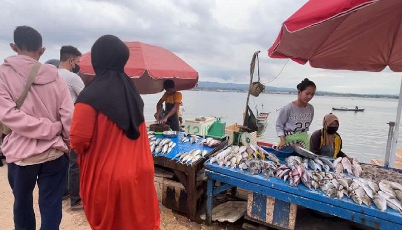 Suasana-Pasar-Ikan-Sore-Kota-Lama-Kendari-Selasa-11032025.jpg