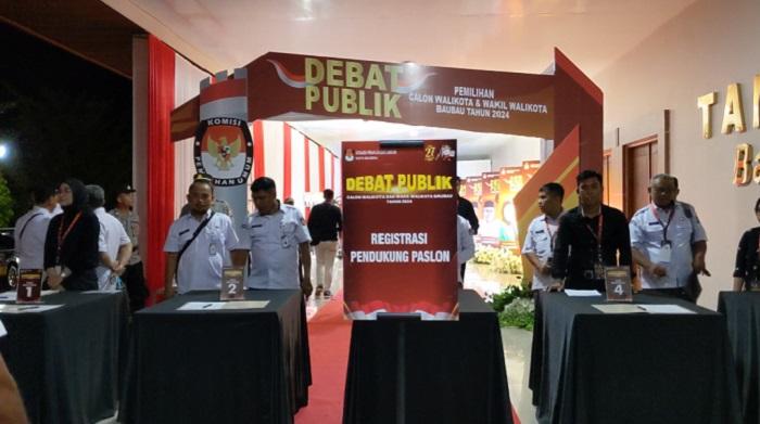 Suasana-Venue-Debat-Publik-Calon-Wali-Kota-dan-Wakil-Wali-Kota-Baubau-Dijaga-Ketat-Petugas.jpg