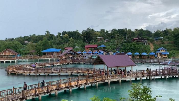 Suasana Wisata Batu Sori Baubau Sultra Tampak Ramai Dikunjungi Masyarakat Saat Libur Lebaran 2025