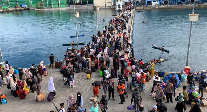 Suasana-arus-mudik-Idulfitri-2025-di-Pelabuhan-Murhum-Kota-Baubau-Sulawesi-Tenggara.jpg