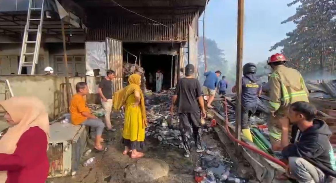 Sumber-Api-di-Jalan-Bunggasi-Kendari-Diduga-Dari-Kios-Sendal-dan-Kelapa-Hingga-Hanguskan-17-Bangunan.jpg