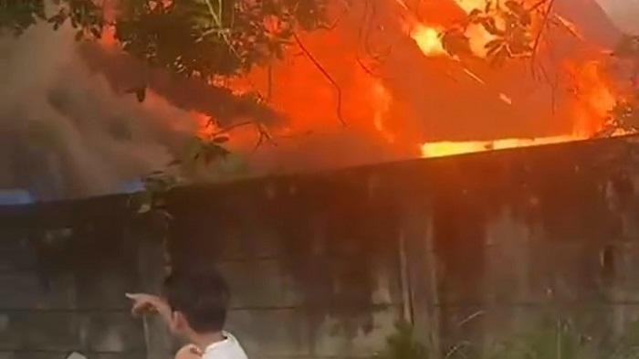 Tangis Warga Pecah Saat Rumah Terbakar di Puuwatu Kendari Sulawesi Tenggara: Cepat Telepon Pemadam