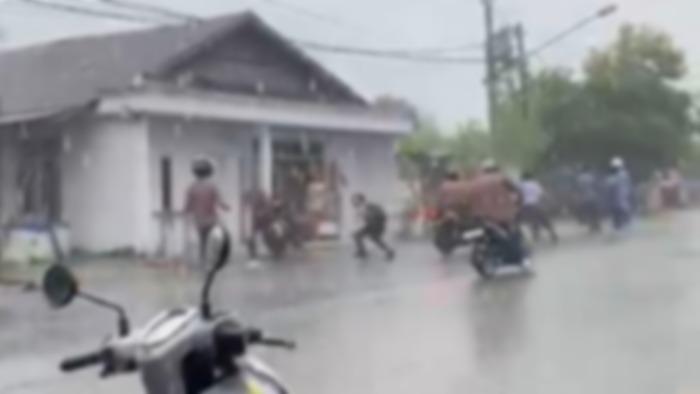 Tawuran Pelajar di Tengah Guyuran Hujan Deras di Muna Sulawesi Tenggara, Saling Serang Pakai Kayu
