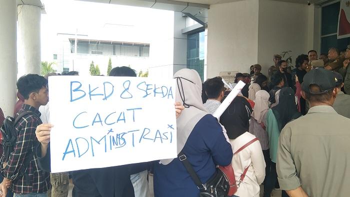 Tenaga-Honorer-RS-Jantung-Oputa-Yi-Koo-Demo-Kantor-BKD-Sultra.jpg