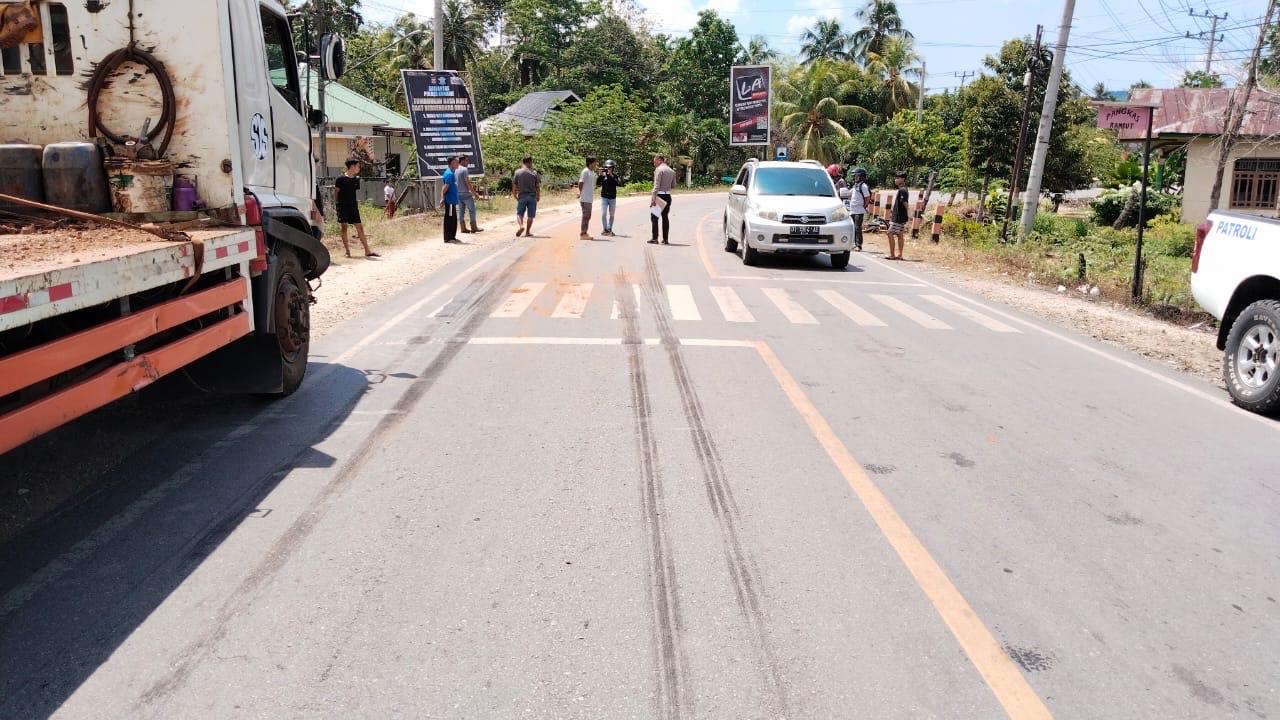 Terjatuh-di-Tikungan-Ameroro-Konawe-pengendara-motor-tabrak-Truk-Hino.jpg