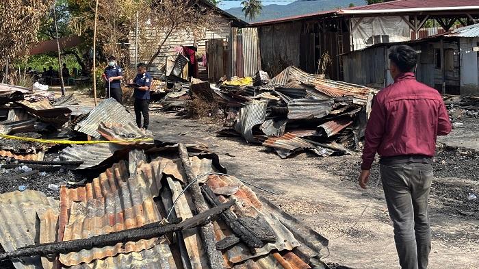 Tim-Labfor-Polda-Sulsel-Olah-TKP-Kebakaran-13-Bangunan-di-Jalan-Bunggasi-Kendari-Sulawesi-Tenggara.jpg