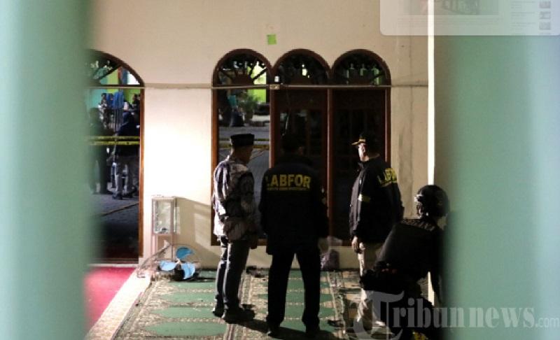 Tim-Puslabfor-Bareskrim-Polri-melakukan-olah-TKP-ledakan-SMA-72-Jakarta.jpg