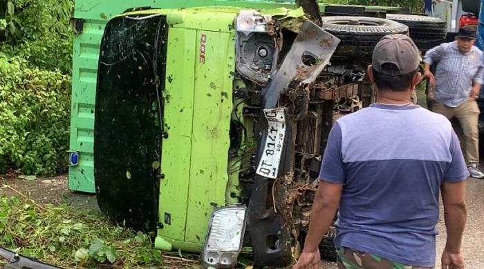 Truk-Bermuatan-Air-Mineral-Tergelincir-hingga-Terbalik-di-Jembatan-Beli-Baubau-Sulawesi-Tenggara.jpg