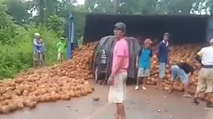 Truk-terbalik-dan-menindih-mobil-Toyota-Avanza-dan-Daihatsu-Xenia-di-Kabupaten-Muna.jpg