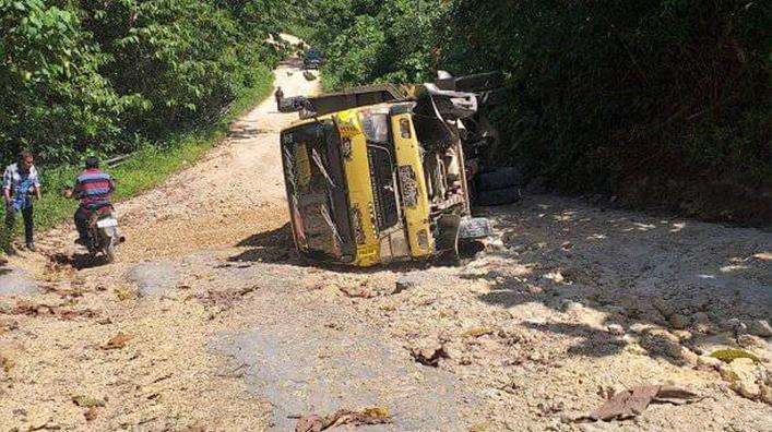 Truk-terbalik-jalan-rusak-Buton-Utara-20-Agustus-2022.jpg
