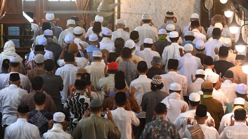 Umat-muslim-melaksanakan-salat-Jumat-pertama-di-bulan-Ramadhan.jpg