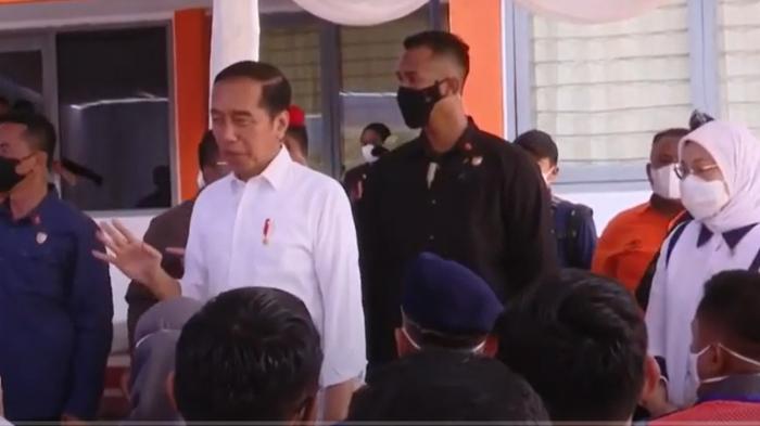 Update-penyaluran-BSU-pekerja-dan-BLT-BBM-diungkap-Presiden-Jokowi-di-Baubau-Sulawesi-Tenggara.jpg