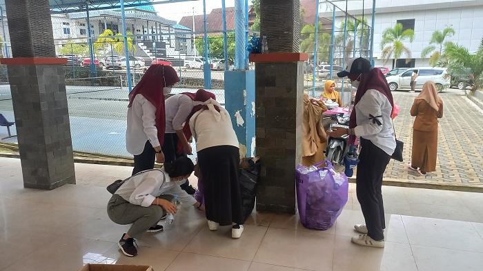 Usai Aksi Damai di Kantor DPRD Sultra, Tenaga Kesehatan Pungut Sampah, Berikan Contoh ke Masyarakat