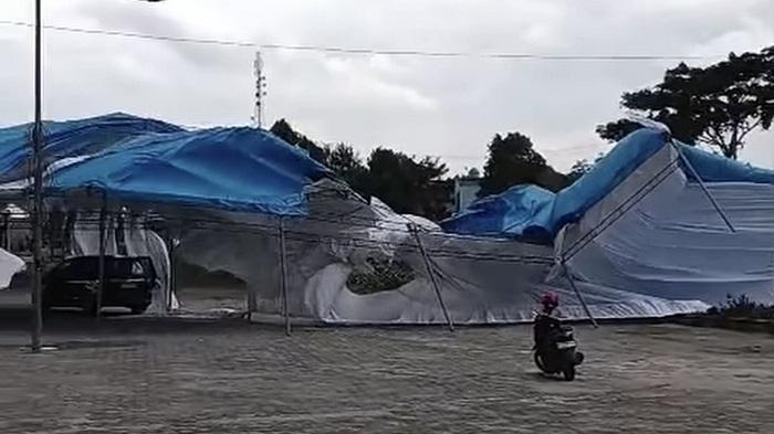 Video-Detik-detik-Tenda-Pernikahan-Roboh-Diterjang-Angin-Kencang-di-Konawe-Sulawesi-Tenggara.jpg