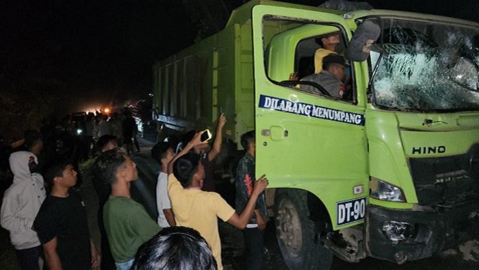 Video-Viral-Kecelakaan-Truk-Tabrak-Pikap-di-Konawe-Selatan-Sulawesi-Tenggara-Sopir-Dihakimi-Warga.jpg