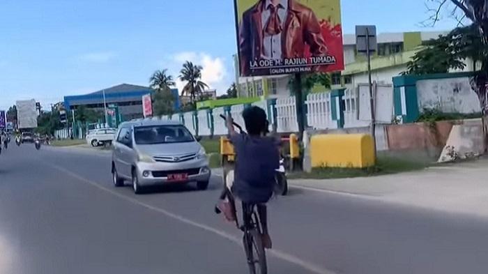 Video Viral Pelajar SMP Angkat Ban Sepeda di Jalan Raya Muna Sultra, Bahayakan Pengendara Lain