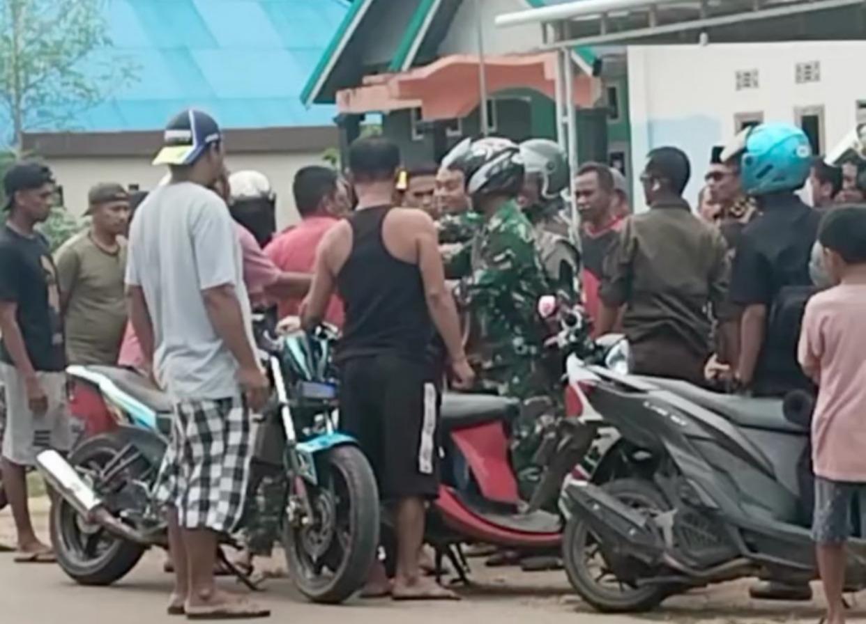 Video-Viral-Pria-di-Muna-Ngaku-Anggota-TNI-Ditangkap-Usai-Tipu-Sejumlah-Pedagang-Minta-Rokok.jpg