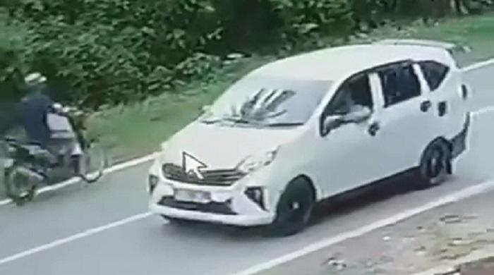 Viral-Rekaman-CCTV-Mobil-Tabrak-Lari-Pengendara-Motor-di-Latambaga-Kolaka-Sulawesi-Tenggara.jpg