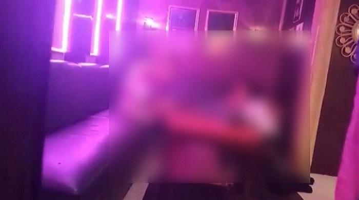 Kseniya Sobchak va Timatining uy qurilishi jinsiy aloqa videosi Atirgul bilan sexy qoramagiz