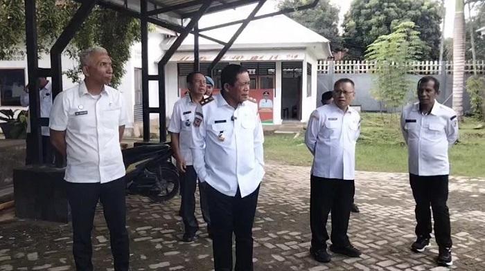 Wagub-Sulawesi-Tenggara-Temukan-Dugaan-Praktik-Titip-Absen-ASN-saat-Sidak-di-Dinas-Koperasi-dan-UMKM.jpg