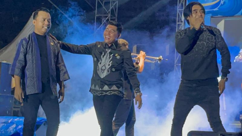 Momen Wakil Bupati Husmaluddin Duet Penyanyi Charly van Houten di HUT ke-65 Kolaka Sulawesi Tenggara