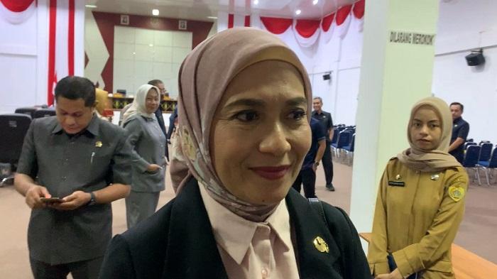 Wakil-Wali-Kota-Baubau-Wa-Ode-Hamsinah-Bolu-Soal-Pesawat-Kargo.jpg