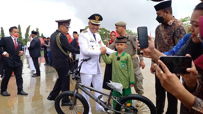 Wali-Kota-Kendari-Serahkan-Sepeda-kepada-Muhammad-Yusuf-Jaya-Bocah-Viral-Menunggu-Doorprize.jpg