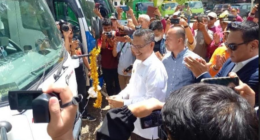 Wali-Kota-Kendari-Sulkarnain-meresmikan-kendaraan-operasional-untuk-DLHK-dan-Dishub.jpg
