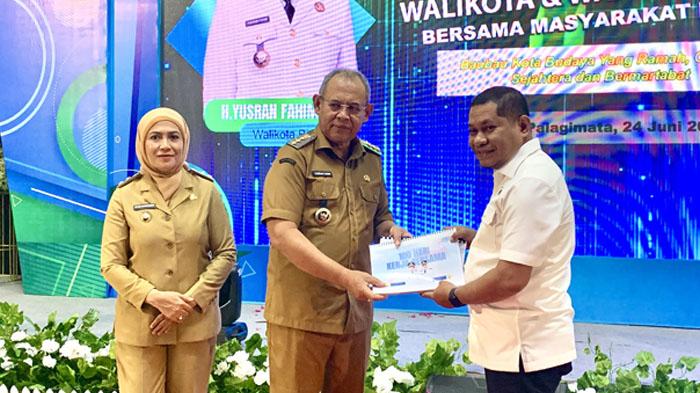 Wali-kota-Baubau-saat-menyerahka-berkas-100-hari-kerja.jpg