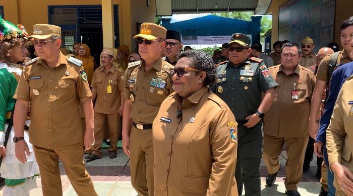 Wamendagri Ribka Bersama Gubernur Sultra ASR dan Yusran Fahim Tinjau MBG di SDN 2 Lamangga Baubau