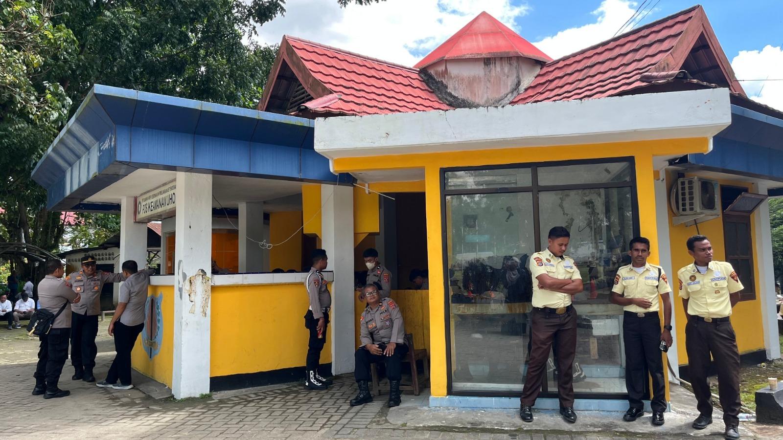 aparat-kepolisian-dan-satpam-berjaga-di-pos-Gedung-Rektorat-UHO-Kendari-saat-pemilihan-rektor.jpg