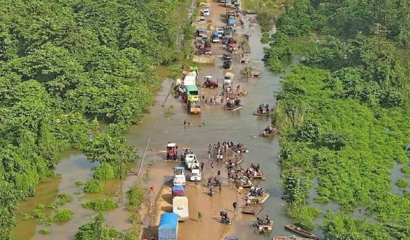 Pengguna Jalan Keluhkan Dampak Banjir Konawe Utara, Antrean Kendaraan hingga Minta Pemerintah Benahi