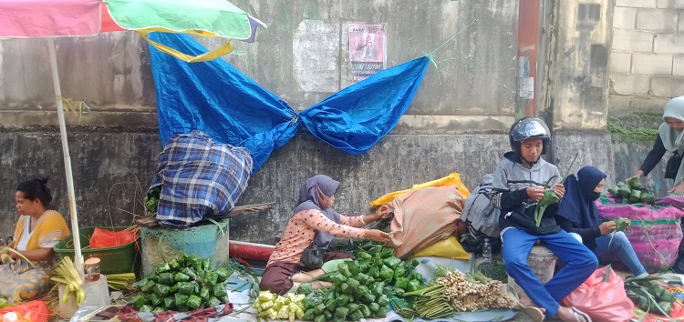 foto-pedagang-kulit-ketupat-di-pasar-basah-mandonga.jpg