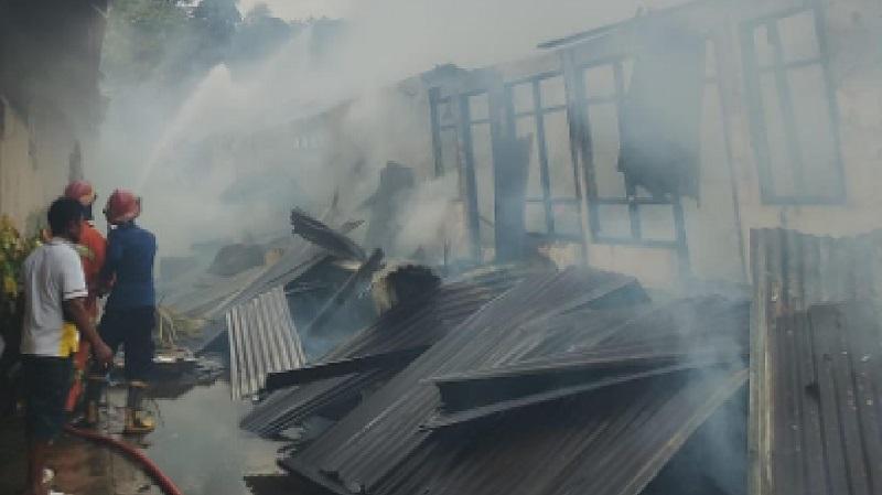 kebakaran-di-asrama-polisi-Polsek-Kemaraya-21112025.jpg