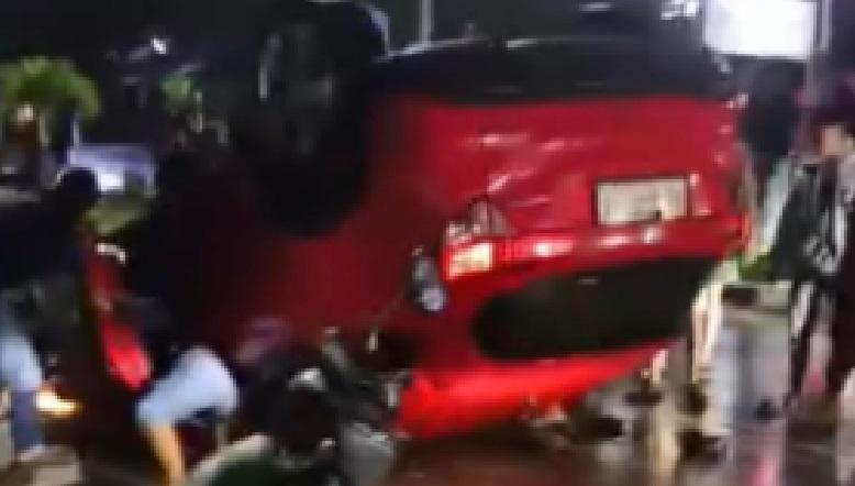kecelakaan-mobil-HRV-di-kendari-hingga-terguling.jpg