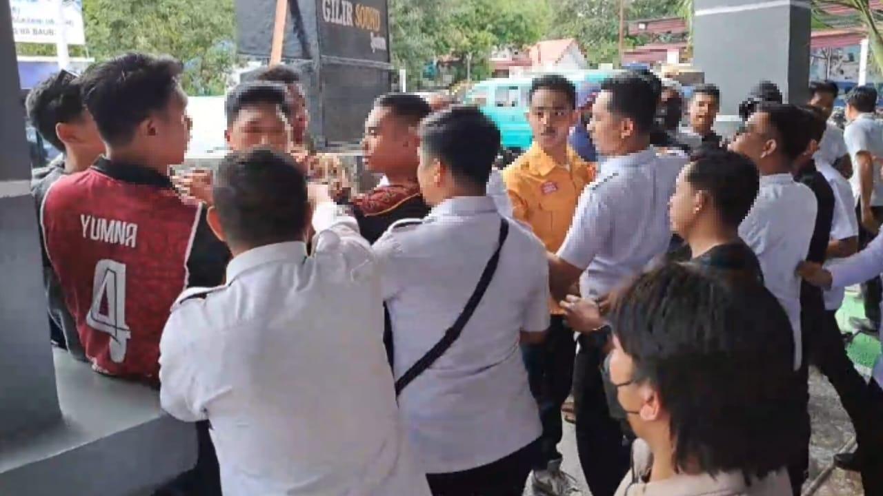 keluarga-tahanan-unjuk-rasa-usai-dugaan-penganiaayaan-napi-oleh-Kepala-Lapas-Kelas-II-A-Baubau.jpg