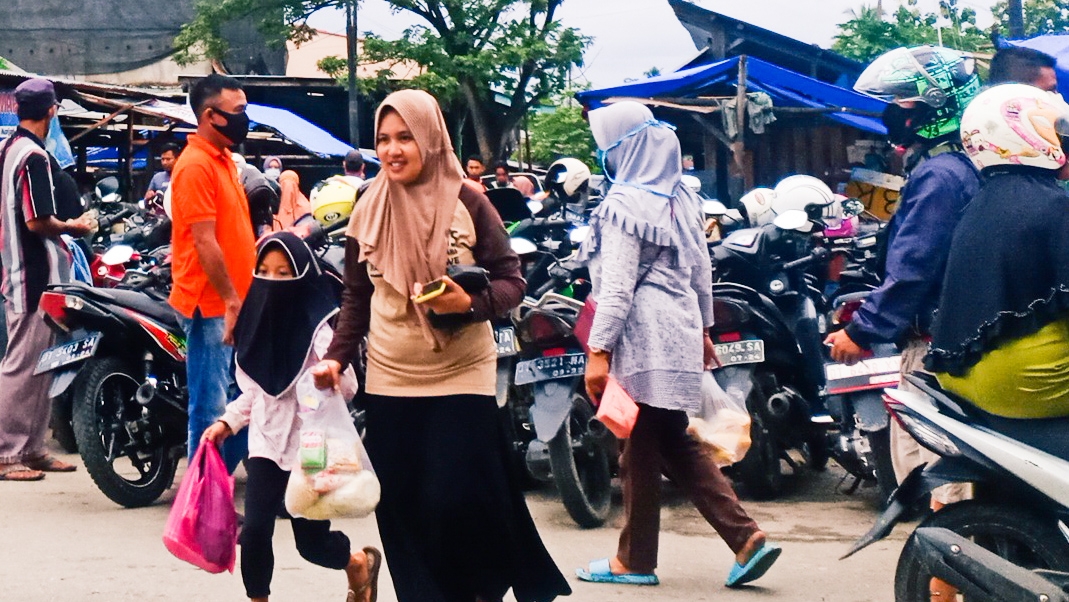 Jelang Lebaran, Toples Kue Kering Langka di Pasar Wawotobi Konawe, Pedagang Pakaian Diserbu Pembeli