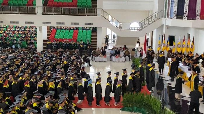 mahasiswa-Universitas-Halu-Oleo-wisuda-oktober-2023.jpg