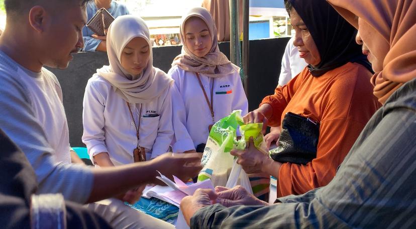 masyarakat-beli-beras-pangan-murah-di-Kantor-Disperindag-Kota-Baubau-Sulawesi-Tenggara.jpg