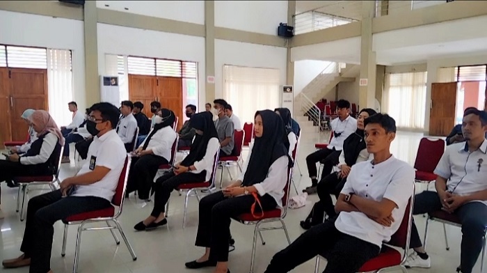 PLN UPDK Kendari Latih Warga Bikin Batako dan Paving Block Pakai Limbah Abu Batu Bara