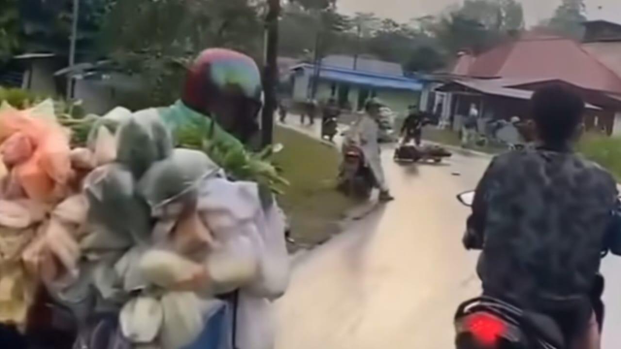 pengendara-motor-di-Sampara-Konawe-jatuh-gegara-tumpahan-solar-di-jalan.jpg