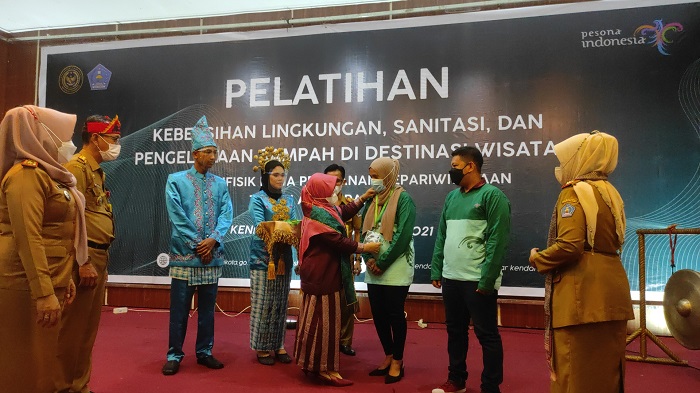 penyematan-tanda-peserta-pelatihan-kebersihan-lingkungan.jpg