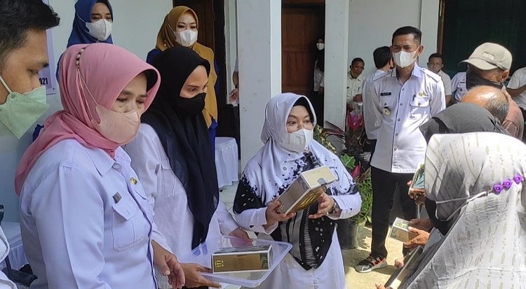 penyerahan-paket-bantuan-benih-sayuran.jpg