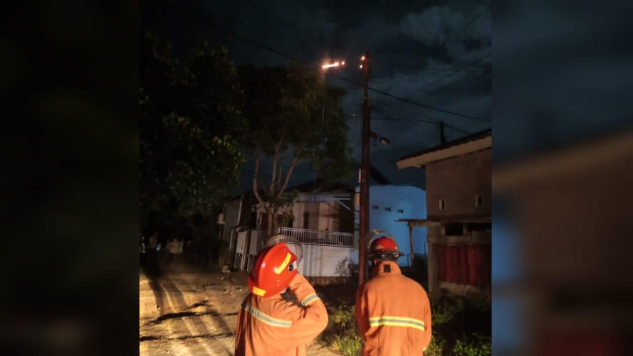 Nyaris Bakar Rumah di Puuwatu Kendari, Percikan Api Korsleting Kabel Tiang Listrik Dipadamkan Damkar