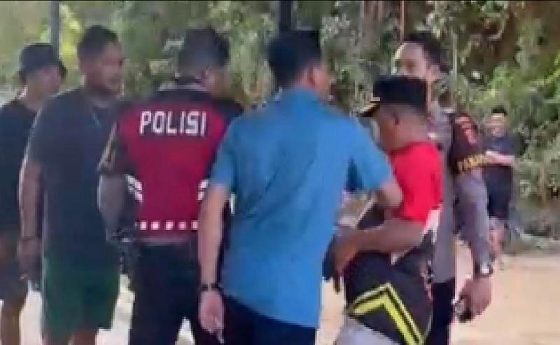 pria-baju-biru-dorong-pejabat-kelurahan-hingga-nyaris-jatuh-ke-drainase-di-Kendari.jpg