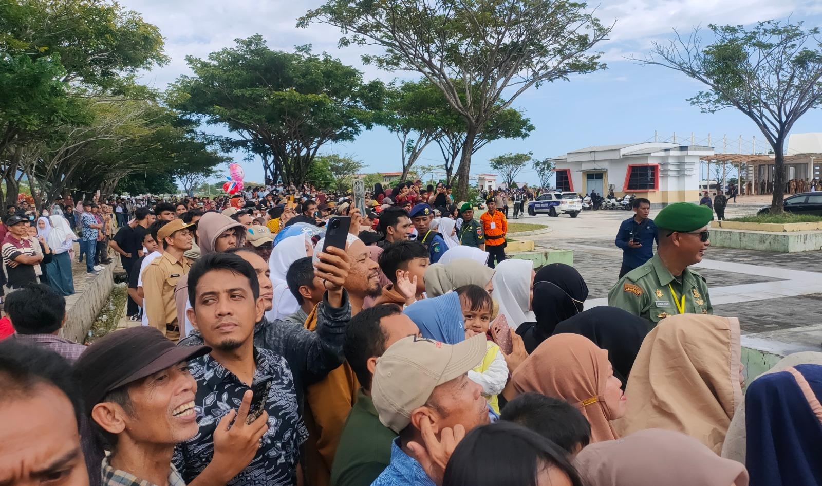 ribuan-warga-sambut-kedatangan-Presiden-Joko-Widodo-kunjungan-kerja-di-Kolaka-Utara.jpg
