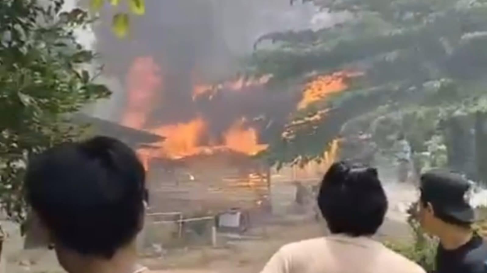BREAKING NEWS Kebakaran Sebuah Rumah Kayu di Lambandia Kolaka Timur Sulawesi Tenggara