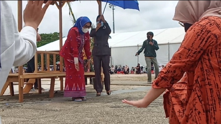 Sekda Sultra Nur Endang Abbas Pakai Sendal Jepit Hujan-hujanan Ajari 800 Penari di MTQ Kendari