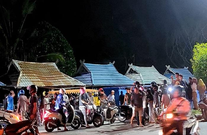situasi-warga-yang-panik-meminta-bantuan-pengendara-untuk-angkut-korban-kecelakaan-Taman-Meohai.jpg